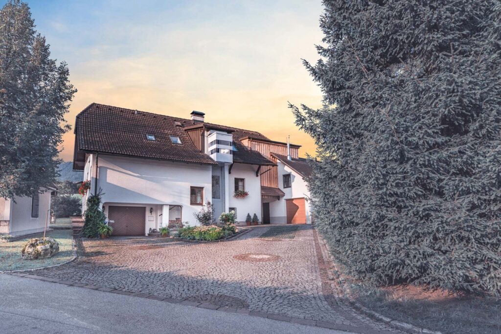 Der Kabinenlift in der Mitte eines Einfamilienhauses im Sonnenuntergang